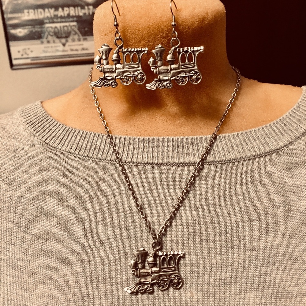 Cute train engine necklace & earrings - Picture 2 of 3